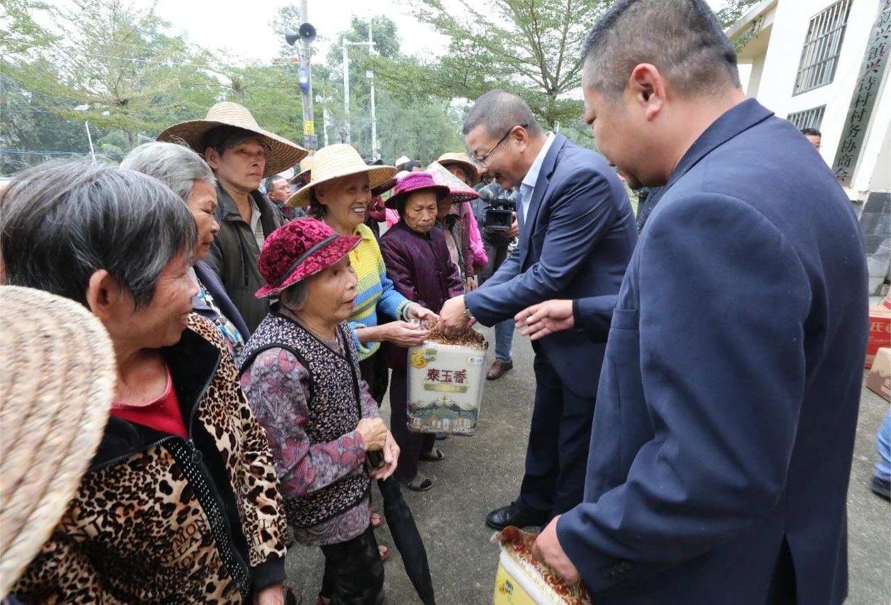 1704855227660901.jpg ±´Ë¹ÌØ»ñÆÀ¡°º£ÄÏÊ¡Ãñ×åÍŽáǰ½øÊ÷Ä£µ¥Î»¡±5.jpg