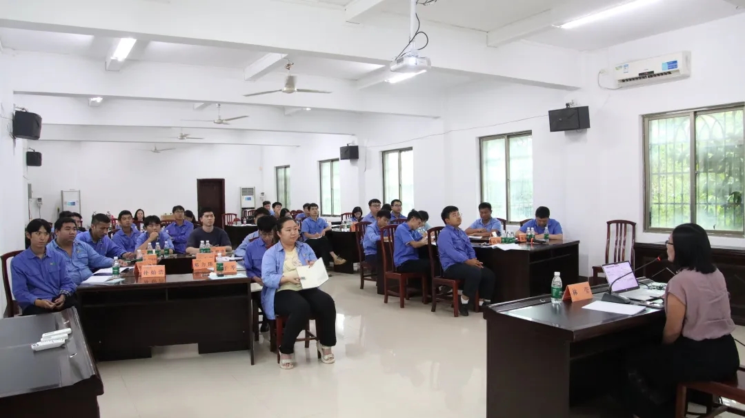 �����ڹ� ���ù��� ��˹�ؾ��е�һ��ͨѶԱ��ѵ��