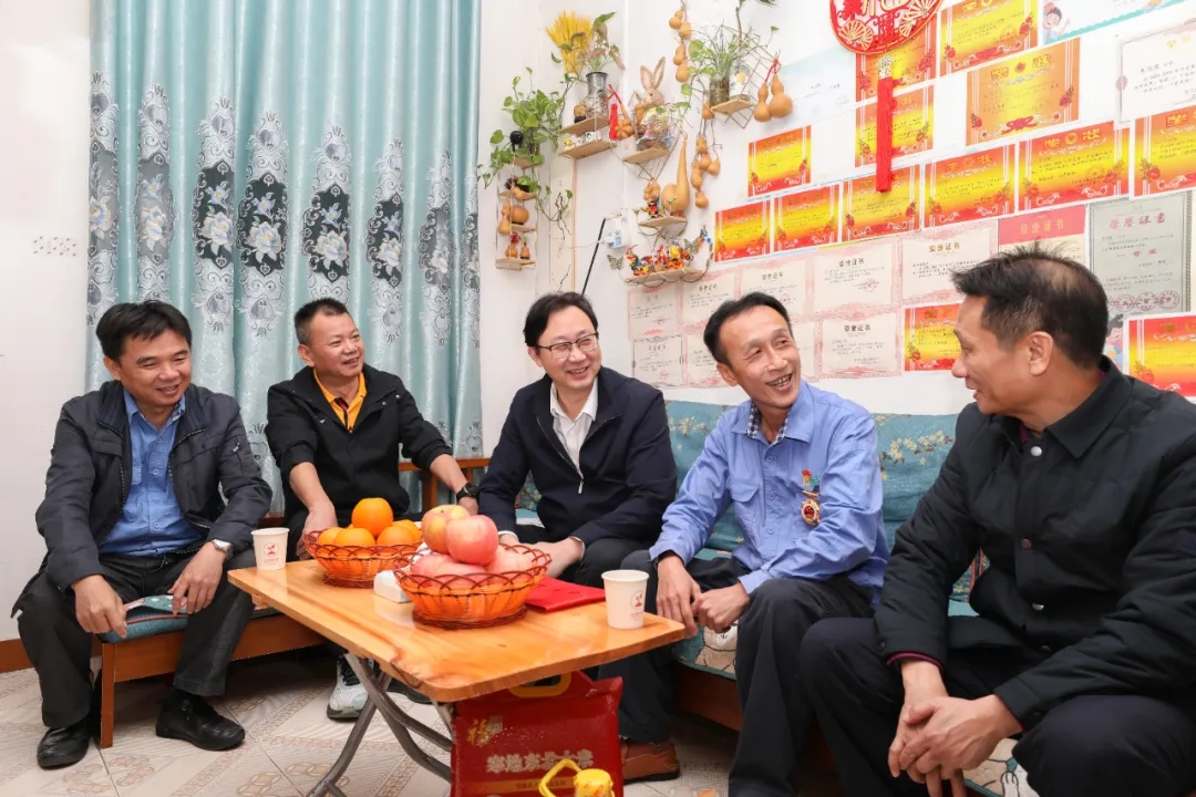 ����ʡ�ܹ��ḱ��ϯ�²��߷�ο�ʱ�˹��Ա��